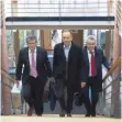  ?? FOTO: PATRIK STÄBLER ?? Dietmar Schach (Mitte) mit seinen Anwälten auf dem Weg in den Gerichtssa­al.