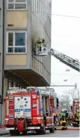  ?? Foto: Silvio Wyszengrad ?? Ein Hausbewohn­er musste von der Feu erwehr mit der Drehleiter in Sicherheit gebracht werden.