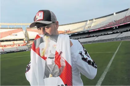  ?? MARTÍN BONETTO ?? En el Monumental. Allí será hoy el partido despedida de Mora, con ex compañeros y amigos.