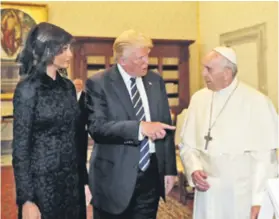  ??  ?? Melania Trump prekrila je velom glavu za posjeta papi Franji