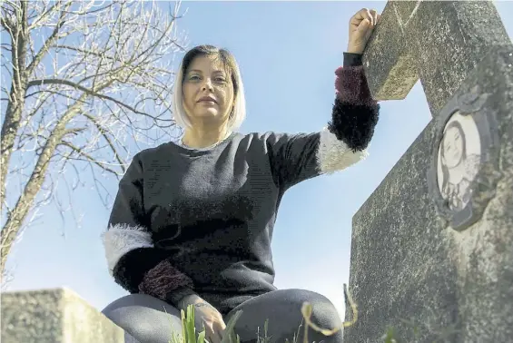  ?? JAVIER CORTÉZ ?? Perseveran­te. “Mi verdadera madre está acá”, manifestó Soledaden el cementerio San Vicente de la ciudad de Córdoba.