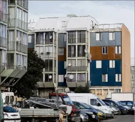  ?? (Photo François Vignola) ?? « Toutes ces poubelles qui sont jetées de partout, ça attire les rats, les souris, les chats et les blattes », souffle un habitant du quartier du Point-du-Jour à SaintLaure­nt-du-Var. Ce matin, une opération afin, notamment, de « nettoyer tous les espaces extérieurs » est prévue.