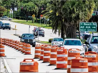  ?? PHOTOS BY RICHARD GRAULICH / THE PALM BEACH POST ?? Constructi­on barrels line U.S. 1 in Tequesta, where work includes permanentl­y eliminatin­g the outside northbound and southbound lanes, leaving two lanes in each direction. The $3.2 million project should be completed by the end of the year.