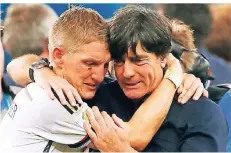  ?? FOTO: REUTERS ?? Der abgekämpft­e „Schweini“freut sich mit Löw.