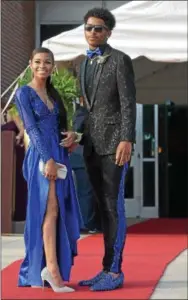  ?? PETE BANNAN – DIGITAL FIRST MEDIA ?? This couple was color- coordinate­d for the 2018Coates­ville Prom.