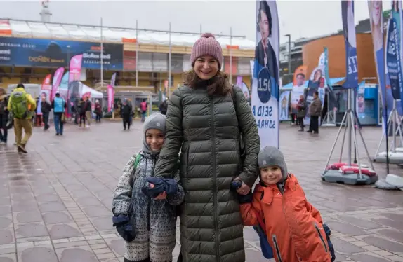  ?? FOTO: FRED MILLER ?? ■
Nora Azar med sönerna Lucas (t.v) och Leo är på väg till Ode för att rösta på söndagen. Azar röstar på samma parti som tidigare år.