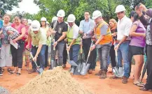  ?? ?? Ayer se realizó la palada inicial de las obras para construir más de 50 viviendas en la Chacarita Alta.