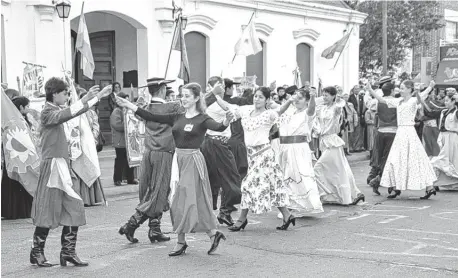  ?? ARCHIVO LA NUEVA. ?? Los bailes y danzas típicas, un signo distintivo común a todos los festejos que hoy tendrán lugar en el sudoeste bonaerense.