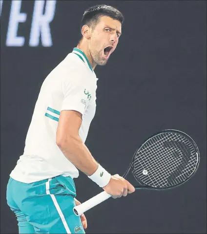  ?? FOTO: AP ?? Novak Djokovic sigue adelante en el Open de Australia. El nº 1 y ocho veces campeón se enfrentará mañana a Sascha Zverev en cuartos