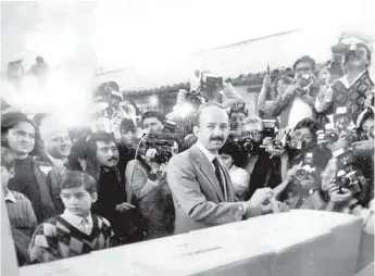  ?? HÉCTOR TÉLLEZ ?? Carlos Salinas de Gortari, ganador de la elección presidenci­al de 1988, tras la caída del sistema.
