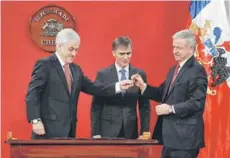  ??  ?? El Presidente Piñera junto al ministro de Economía, José Ramón Valente, y de Hacienda, Felipe Larraín.