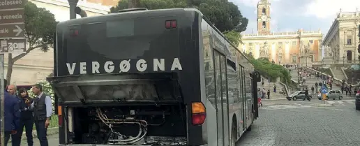  ??  ?? Fuoco Sono stati fin qui ventidue i mezzi dell’Atac andati a fuoco nel 2018 (nella foto qui sopra, un autobus guasto in piazza Venezia)
