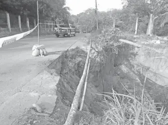  ?? (Fotos: Amílcar García). ?? Grave peligro para automovili­stas el tramo carretero Xochiltepe­c-Tuzantán ante derrumbe de la carpeta asfáltica.