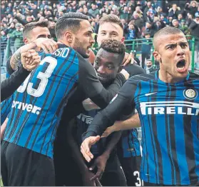  ?? FOTO: EFE ?? El Inter celebra el gol de Karamoh, quien aprovechó una asistencia de Rafinha