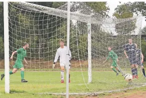  ?? NIPKO RP-FOTO: ?? Der Wegberger Anik Murati (l.) schiebt den Ball an Kirchhoven­s Torhüter Max Verheyen vorbei zum 1:0.