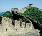  ??  ?? Orizzonti
In alto uno dei guerrieri di terracotta di Xi’an. Qui sopra uno scorcio della Grande Muraglia