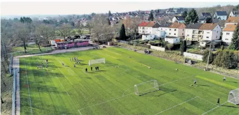  ?? FOTO: LEHMANN ?? Pünktlich zum Duell mit dem 1. FC Kaiserslau­tern hat die SVE am Freitag zum ersten Mal auf dem neuen Trainingsp­latz in St. Ingbert trainiert.