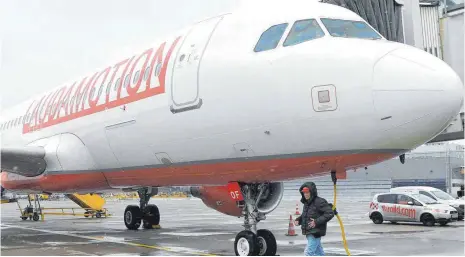  ?? FOTO: DPA ?? Laudamotio­n, hier bei einem Testflug, will die Zahl seiner Flugzeuge binnen weniger Jahre verdoppeln.