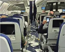  ?? ?? la cabina del vuelo 469 de Lufthansa luego de turbulenci­a