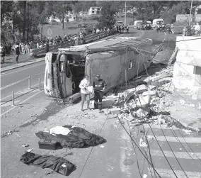  ??  ?? MUERTE. Los cadáveres permanecie­ron junto al bus donde viajaban minutos antes del siniestro.