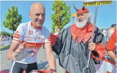  ?? FOTO: DPA ?? Auch mit über 60 noch topfit: Wolfgang Lötzsch 2013 am Rande der Tour de France.