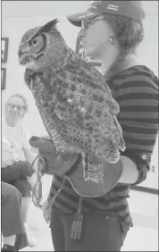  ?? OCEAN FRANCOEUR ?? The OWLS get to know the charming great horned owl, Darwin, thanks to his handler Shawna Sévigny.