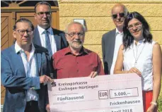  ?? FOTO: GEMEINDE UTTENWEILE­R ?? Die Gemeinde Uttenweile­r und die Bürgergeme­inschaft Schlosshof Uttenweile­r freuen sich über einen Scheck über 5000 Euro.