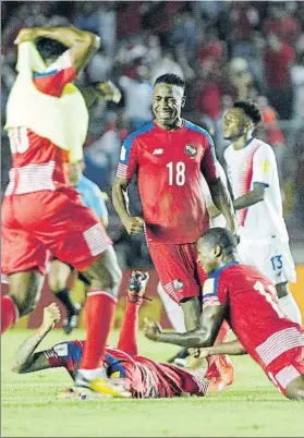  ?? FOTO: EFE ?? Los jugadores de Panamá rompen a llorar tras lograr la histórica clasificac­ión