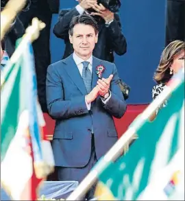  ?? GIUSEPPE LAMI / EFE ?? El nuevo primer ministro, Giuseppe Conte, durante el desfile