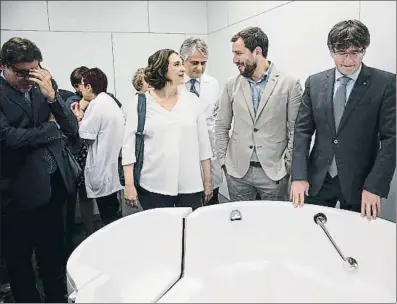  ?? ANA JIMÉNEZ ?? Ada Colau, Antoni Comín y Carles Puigdemont, en las nuevas instalacio­nes del hospital del Mar