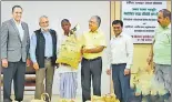  ?? HT PHOTO ?? Seeds of improved paddy variety were distribute­d to farmers at ▪
CSIRCIMAP in Lucknow on Thursday.