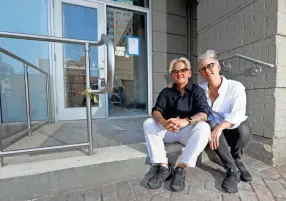  ?? JOE RONDONE/THE COMMERCIAL APPEAL ?? Top Memphis Female restaurate­urs Amy, left, and Hannah Pickle, sit in front of their new Raw Girls location downtown on Tuesday, Aug. 11, 2020.