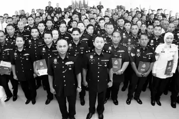  ??  ?? Aidil (front right) and his deputy DSP Merbin Lisa posing with officers who were promoted or received their Excellent Service Award.