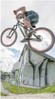  ?? FOTO: RALF LIENERT ?? Große Sprünge können Mountainbi­ker jetzt mitten in Kempten machen: Beim Swoboda-Alpin-Zentrum am Aybühlweg hat der DAV einen „Bike Garden“angelegt. Nun wurde er eröffnet.