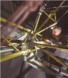  ?? FOTO: DPA ?? Ein Industriem­echaniker im Inneren des Zeppelin NT (Neue Technologi­e): Die Prüfung in Ausbildung­sberufen ist eine der Aufgaben der IHK.