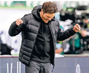  ?? FOTO: SWEN PFÖRTNER/DPA ?? Mit geballter Faust in den Saisonends­purt: Dortmunds Trainer Edin Terzic jubelt nach dem Schlusspfi­ff in Wolfsburg, wo sein Team 2:0 gewann.