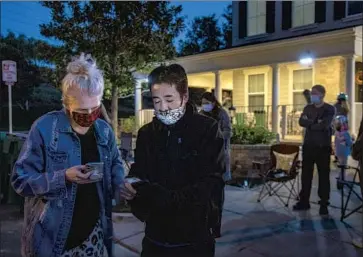  ?? Gina Ferazzi Los Angeles Times ?? LAYLA PARKS and Dave Uemura are among the neighbors looking out for the Si family in Ladera Ranch.