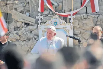  ?? VINCENZO PINTO / AFP ?? El Papa, en las ruinas de la iglesia Siríaca de la Inmaculada Concepción (al-Tahira-l-Kubra), en Mosul.