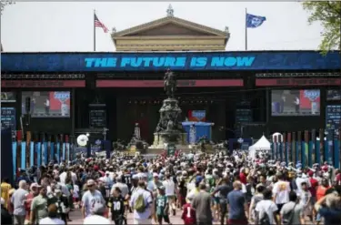  ?? MATT ROURKE — THE ASSOCIATED PRESS ?? Fans gather for the 2017 NFL football draft, Saturday, April 29, 2017, on the steps of the Philadelph­ia Museum of Art in Philadelph­ia.