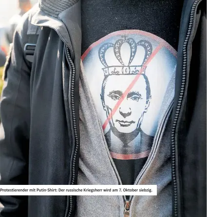  ?? ?? Protestier­ender mit Putin-Shirt: Der russische Kriegsherr wird am 7. Oktober siebzig.