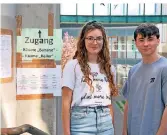  ??  ?? Per Einbahnstr­aße wurden Abiturient­en wie Mira Böse und Timon Ballsieper durchs Gymnasium geführt.