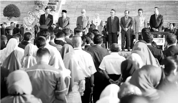  ??  ?? Dr Mahathir (fourth, left) during the monthly gathering with staffs of the Prime Minister’s Department yesterday. - Bernama photo