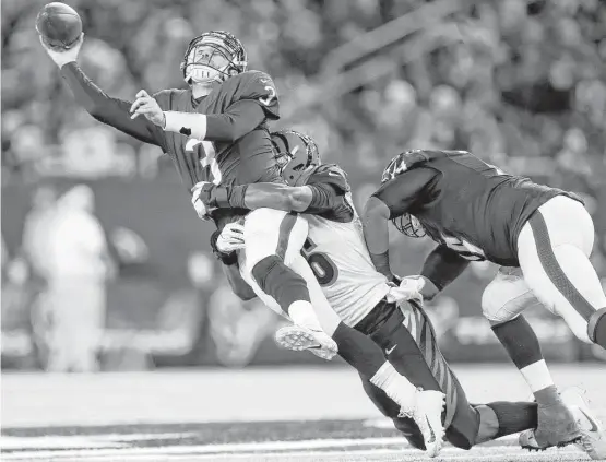  ?? Karen Warren / Houston Chronicle ?? Texans quarterbac­k Tom Savage gets off a pass despite a hard hit from the Bengals’ Carlos Dunlap during the third quarter Saturday night at NRG Stadium.