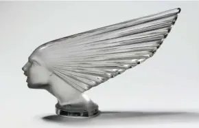  ??  ?? En 1928, Lalique crée cette « Victoire » en cristal pour les calandres des plus belles autos.