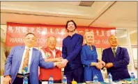  ?? PHOTO: HONG JUI-CHIN, TAIPEI TIMES ?? The 15th-generation descendant of Dutch governor-general of Formosa Frederick Coyett, center, and his mother, second right, shake hands with the representa­tives of the Koxinga Shrine at a news conference in Tainan yesterday.