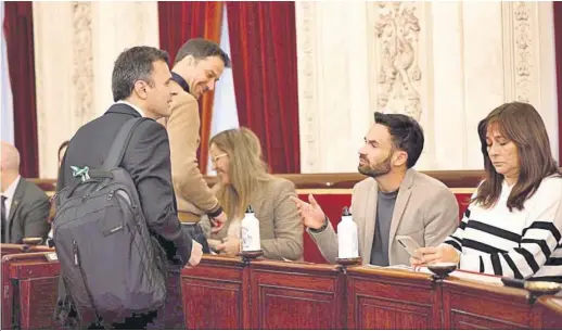  ?? LOURDES DE VICENTE ?? El alcalde y el portavoz de Adelante Izquierda Gaditana dialogan ayer antes de comenzar el pleno municipal.