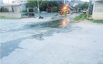  ??  ?? CONTAMINAC­IÓN. El sistema de aguas negras de algunas calles de la colonia Santa Martha está colapsada.