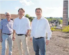  ?? FOTOS: JAN PETER STEPPAT ?? Wilhelm (links) und Wolfgang Forster (rechts) haben zusammen mit ihrem Architekte­n Philipp Grath große Pläne für die Neue Spinnerei und die Weberei auf dem Erba-Areal. Hier sind sie auf dem Dach der Neuen Spinnerei.