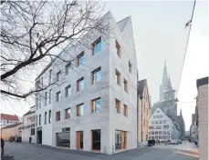  ?? FOTO: CONNÉ VAN D’GRACHTEN ?? Ausgezeich­net: Der Bau von Adrian Hochstrass­er in der Ulmer Karpfengas­se überzeugte die Jury als innovativ und dennoch passend für die Ulmer Altstadt.