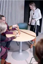  ?? ?? Avdelingsl­eder ved Vadsø museum Mia Krogh, og sølvsmed Anu Marja Kristiina Forselius studerer Helga Wara sine brikkevevd­e skallebånd. (Foto: Sander Larsson Framnes)